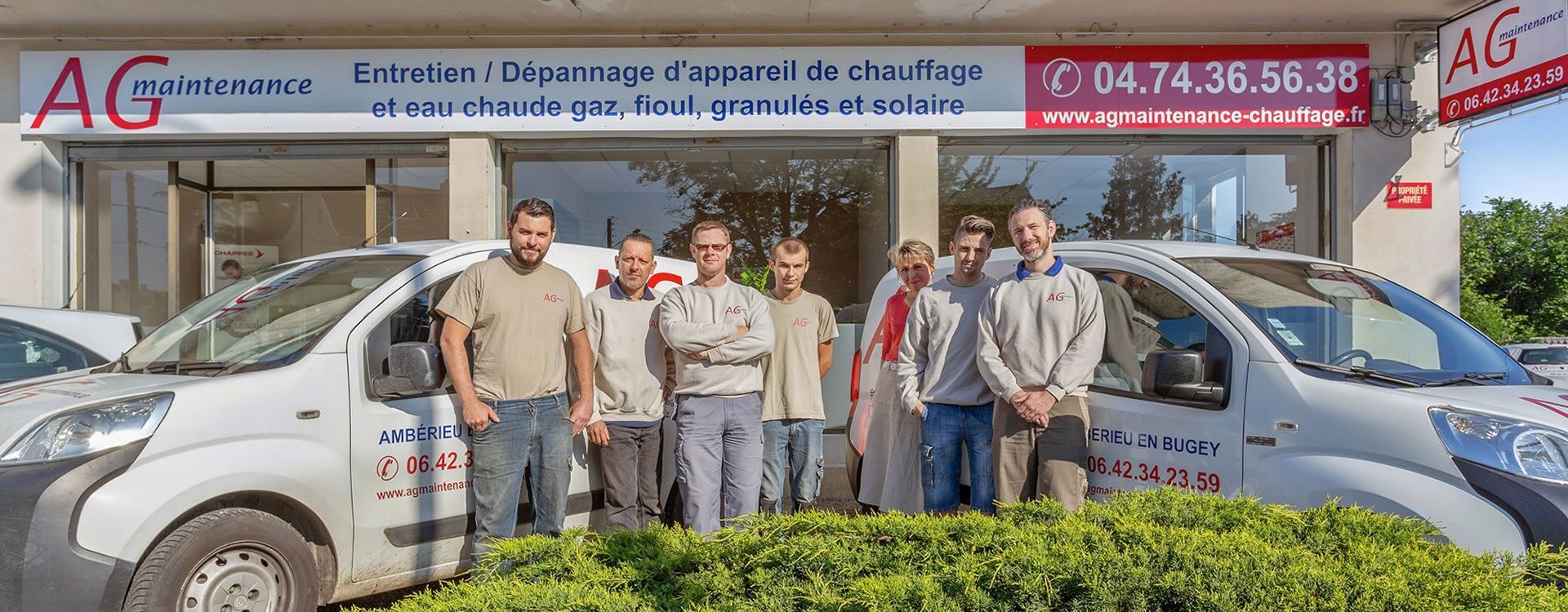Chauffe-eau solaire sur un toit de tuiles rouges contre un ciel bleu avec des nuages.