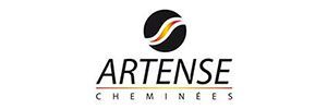 Logo de « ARTENSE CHEMINÉES » : un cercle noir avec des volutes jaunes et orange au-dessus d'un logotype.