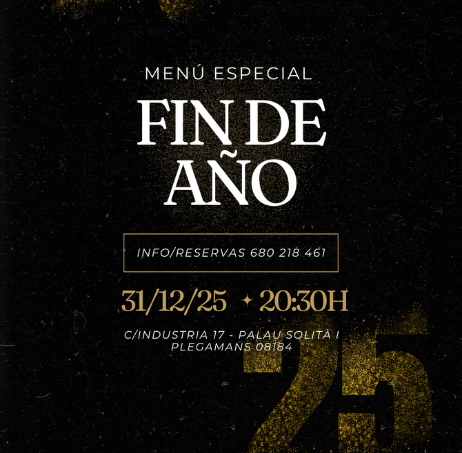 Dos perritos calientes y un vaso de cerveza en una mesa