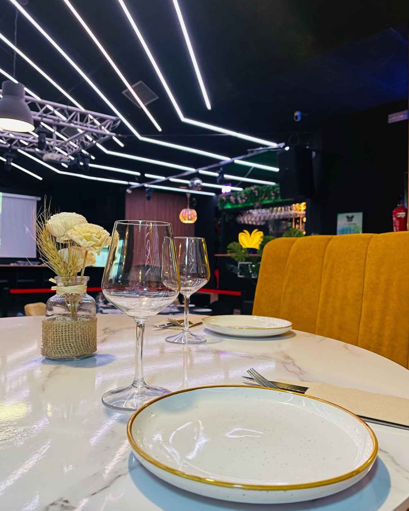 Una mesa con platos y copas de vino en un restaurante.