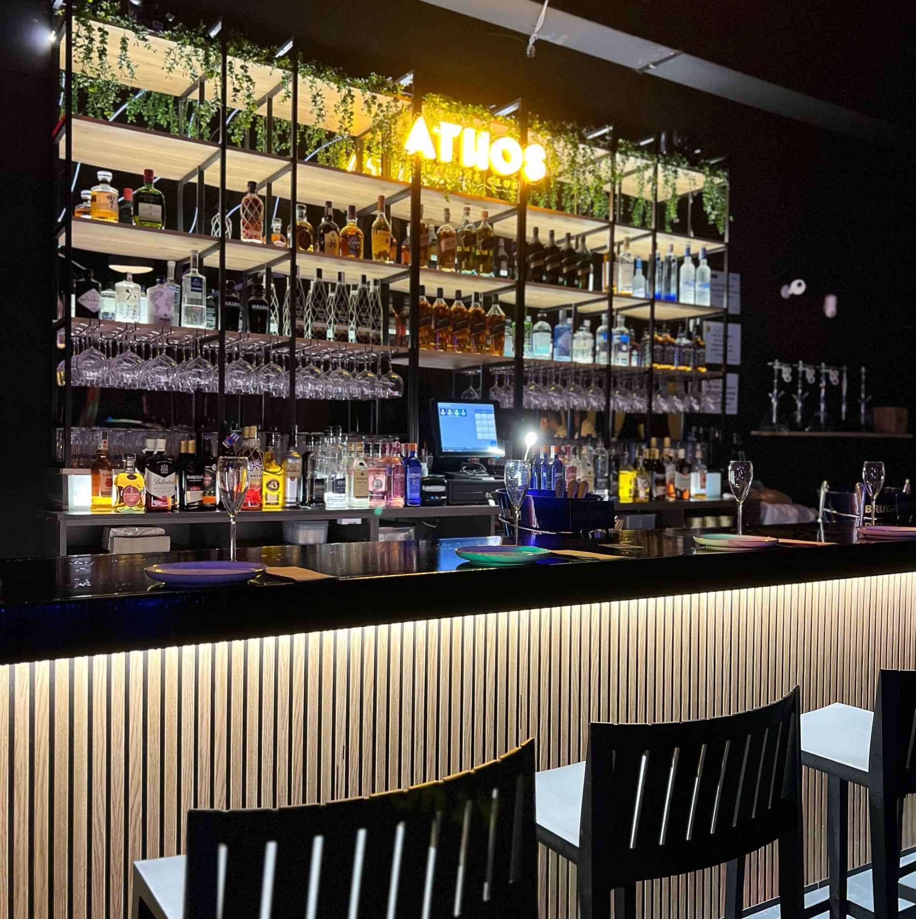 Un bar con un cartel que dice atmos