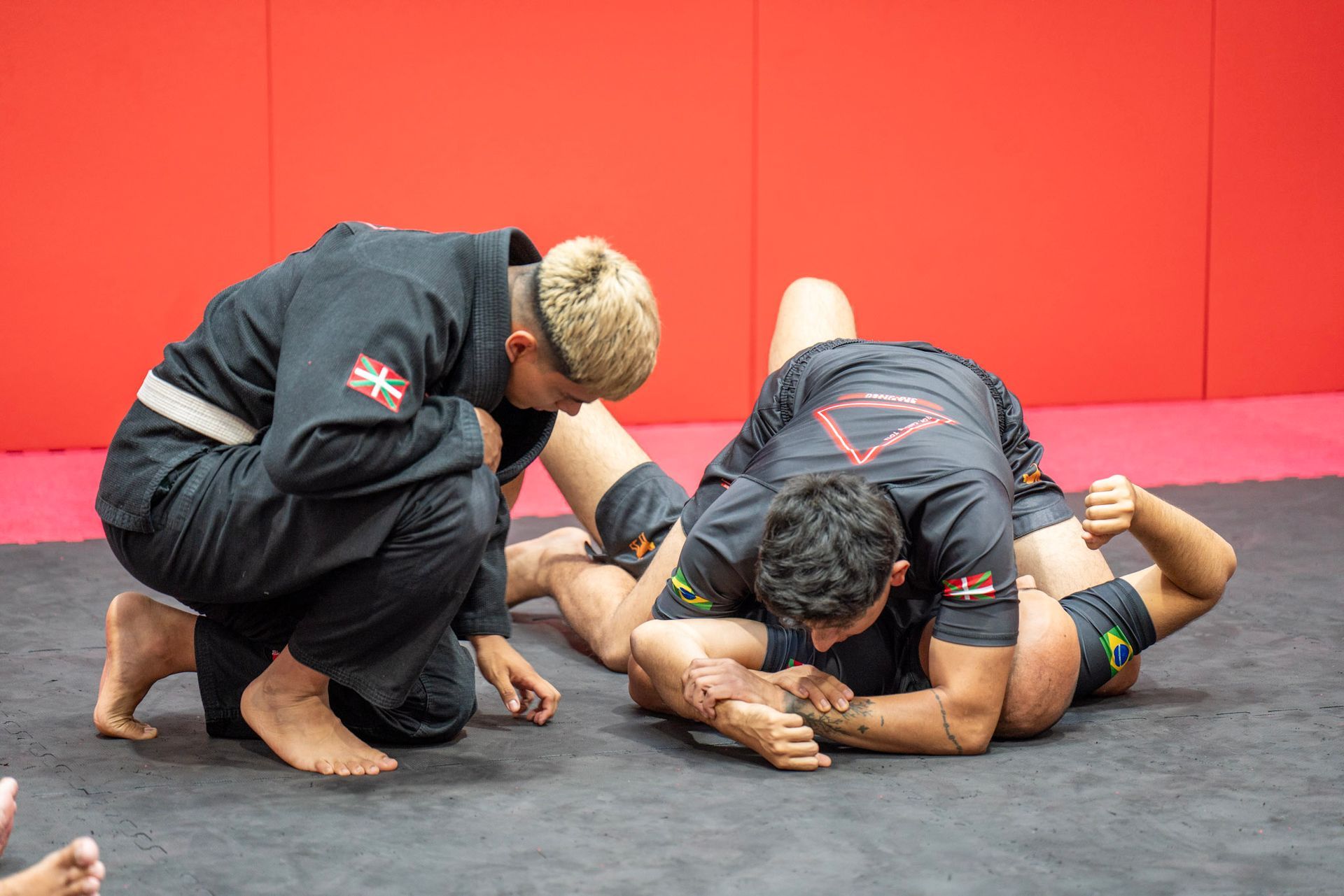 Un grupo de hombres está practicando artes marciales en un gimnasio.