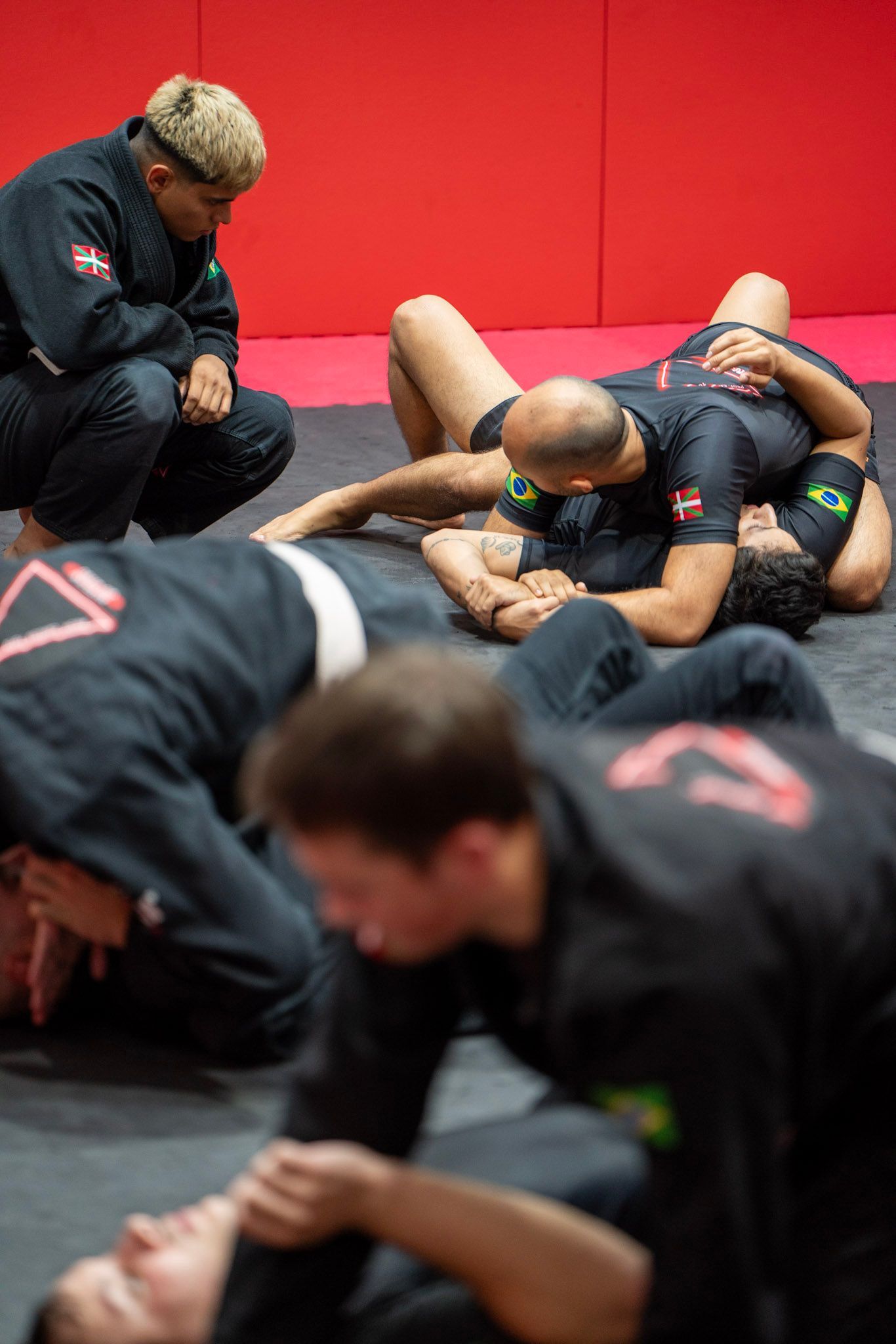 Un grupo de personas está practicando artes marciales en un gimnasio.