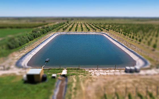 Prise de vue aérienne d'un bassin d'eau, réservoir pour l'agriculture