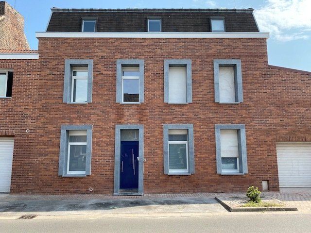 Maison à deux étages avec de nombreuses fenêtres