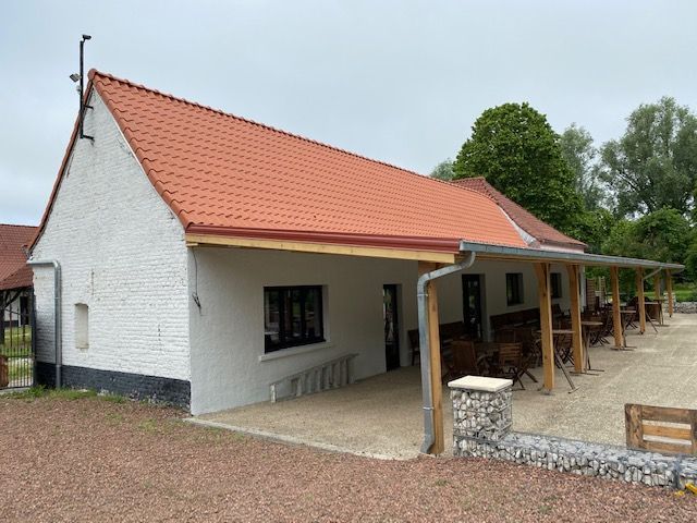 Maison blanche avec couverture orange