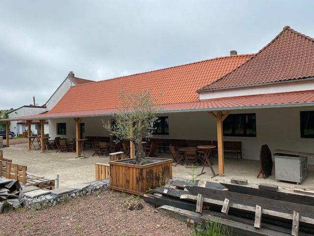 Arbre dans un grand pot en bois