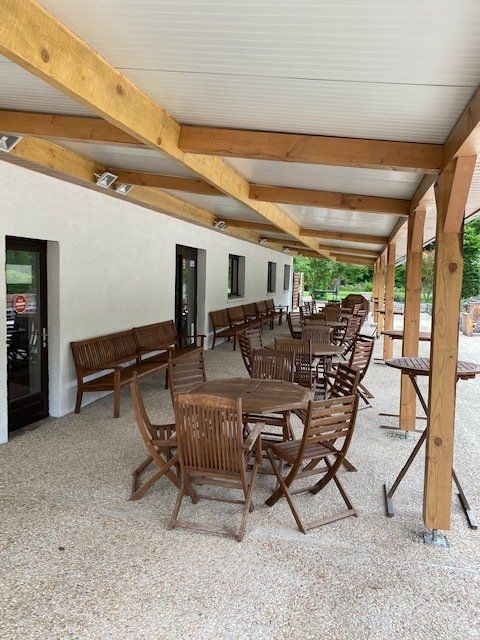 Table et chaises en bois sous un patio