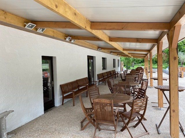 Terrasse couverte avec des tables et des chaises