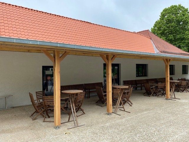 Patio de restaurant avec tables et chaises