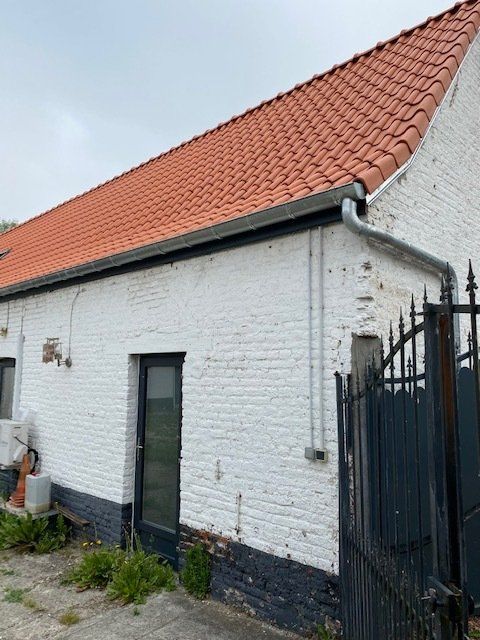 Maison blanche avec couverture ocre