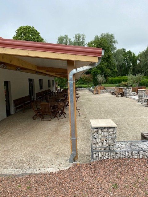 Avancée de terrasse avec gouttières en zinc