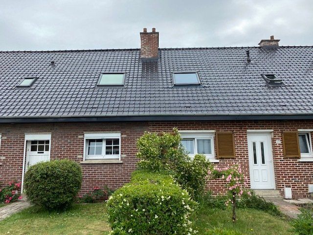 Maison en briques rouges avec couverture noire