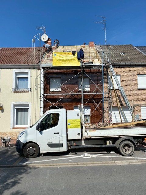 Camion devant un échafaudage sur une maison mitoyenne