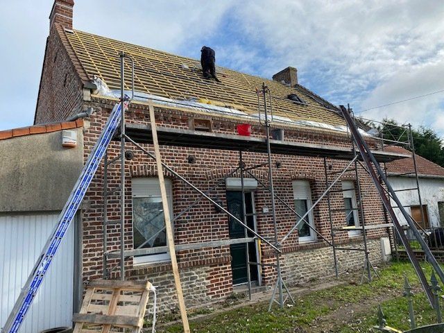 Maison en chantier avec rénovation de couverture