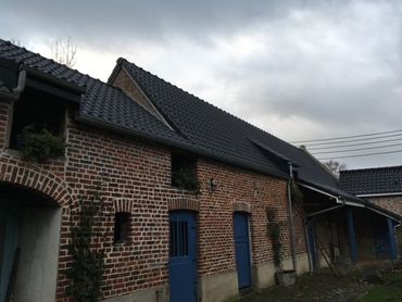 Maison en briques avec portes bleues