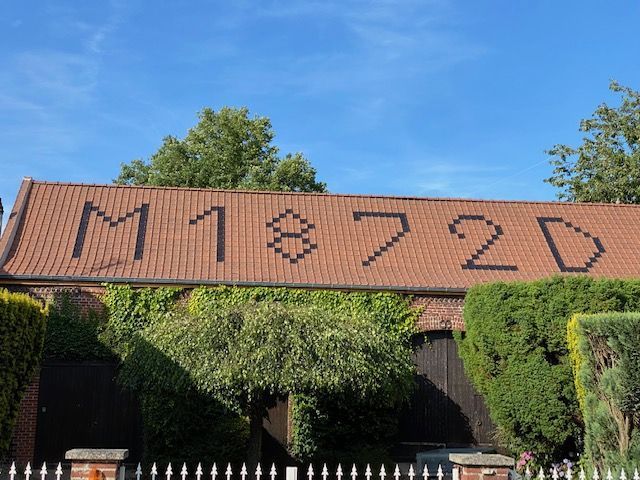 M1872D écrit sur une couverture de toit