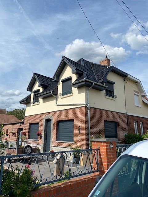 Maison en brique et revêtement en crépi