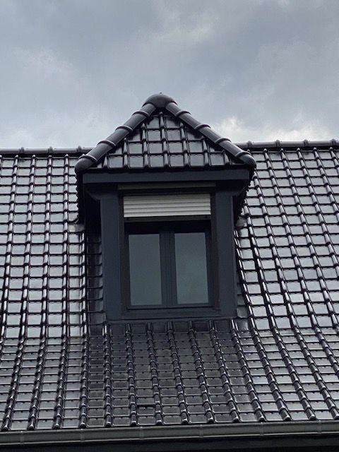 Fenêtre de toit sur couverture noire