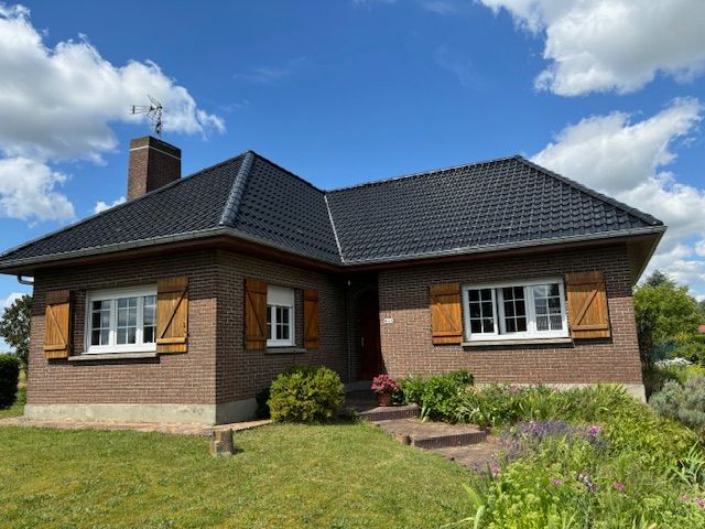 Maison effet bois avec couverture noire