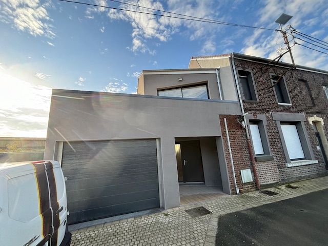 Extension de garage avec un camion devant