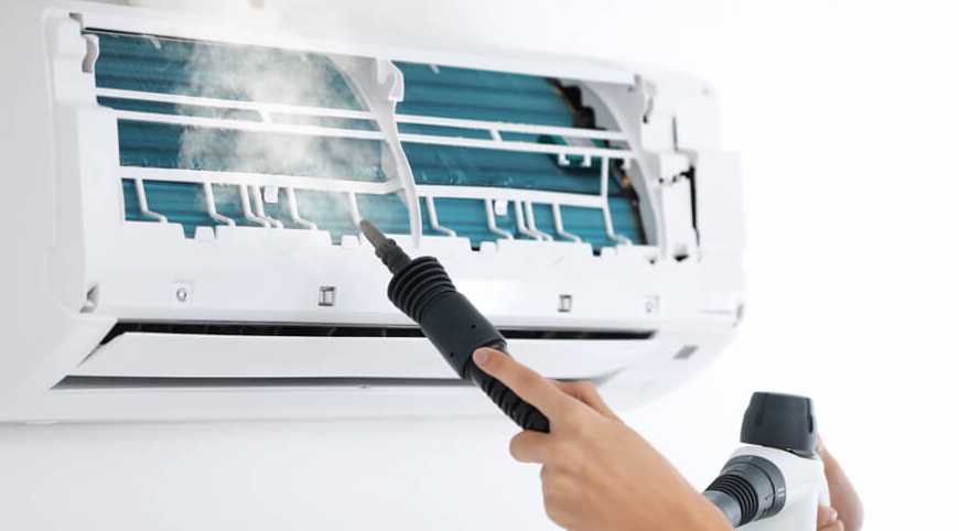 Personne entretenant un climatiseur mural