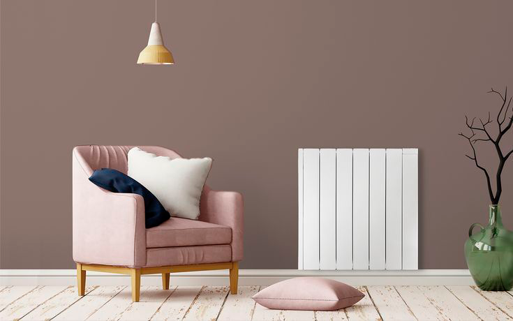 Radiateur sur un mur marron