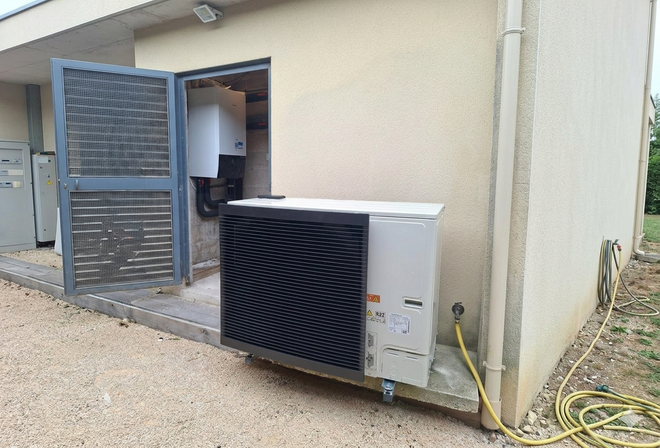 Pompe à chaleur fixée au mur à l'extérieur