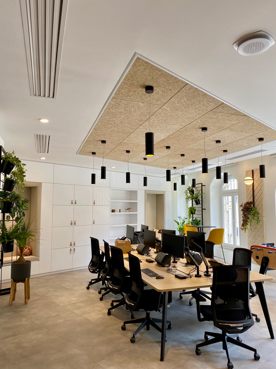 Open space avec des climatiseurs au plafond