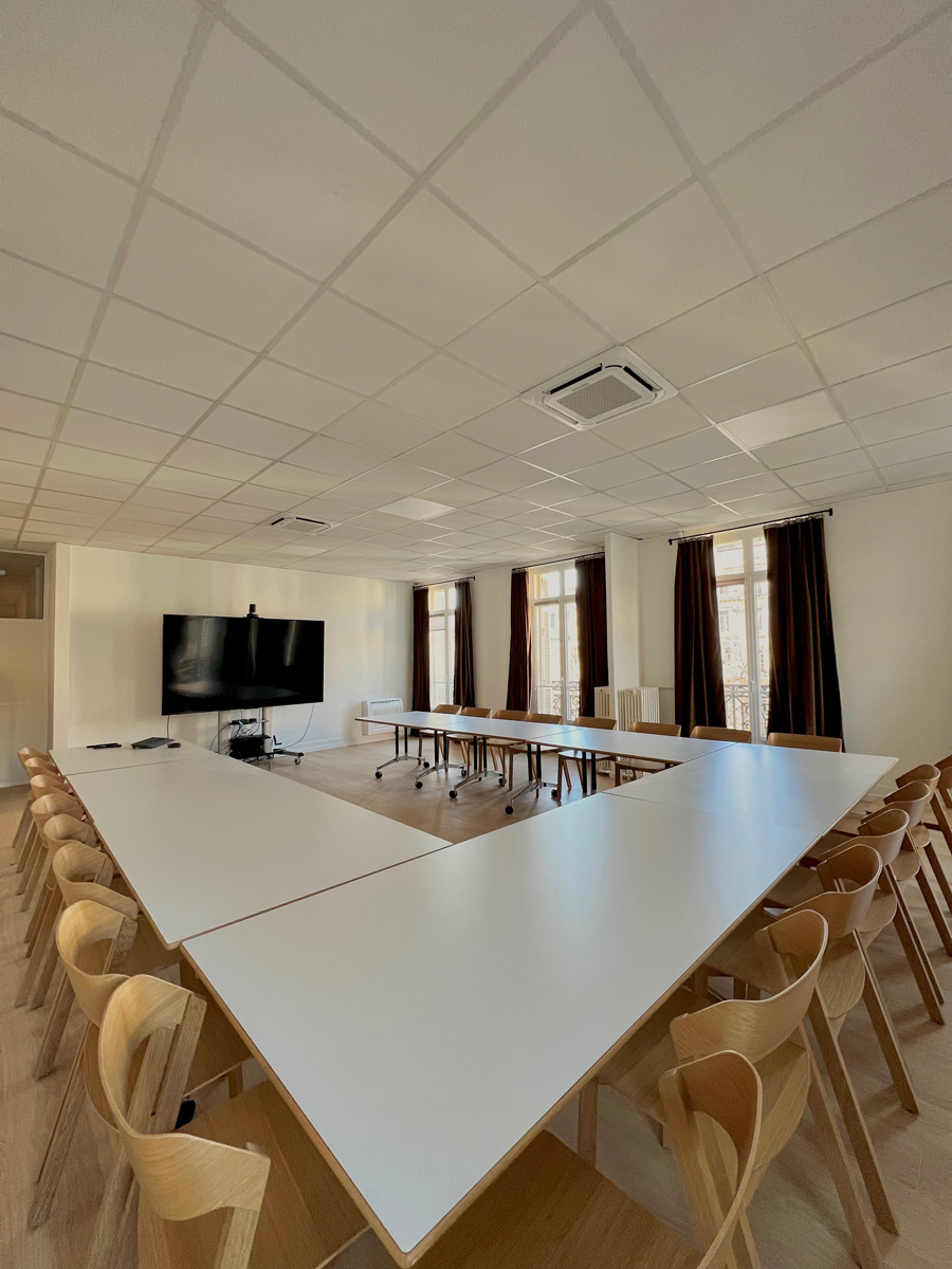 Salle de réunion avec climatiseurs au plafond