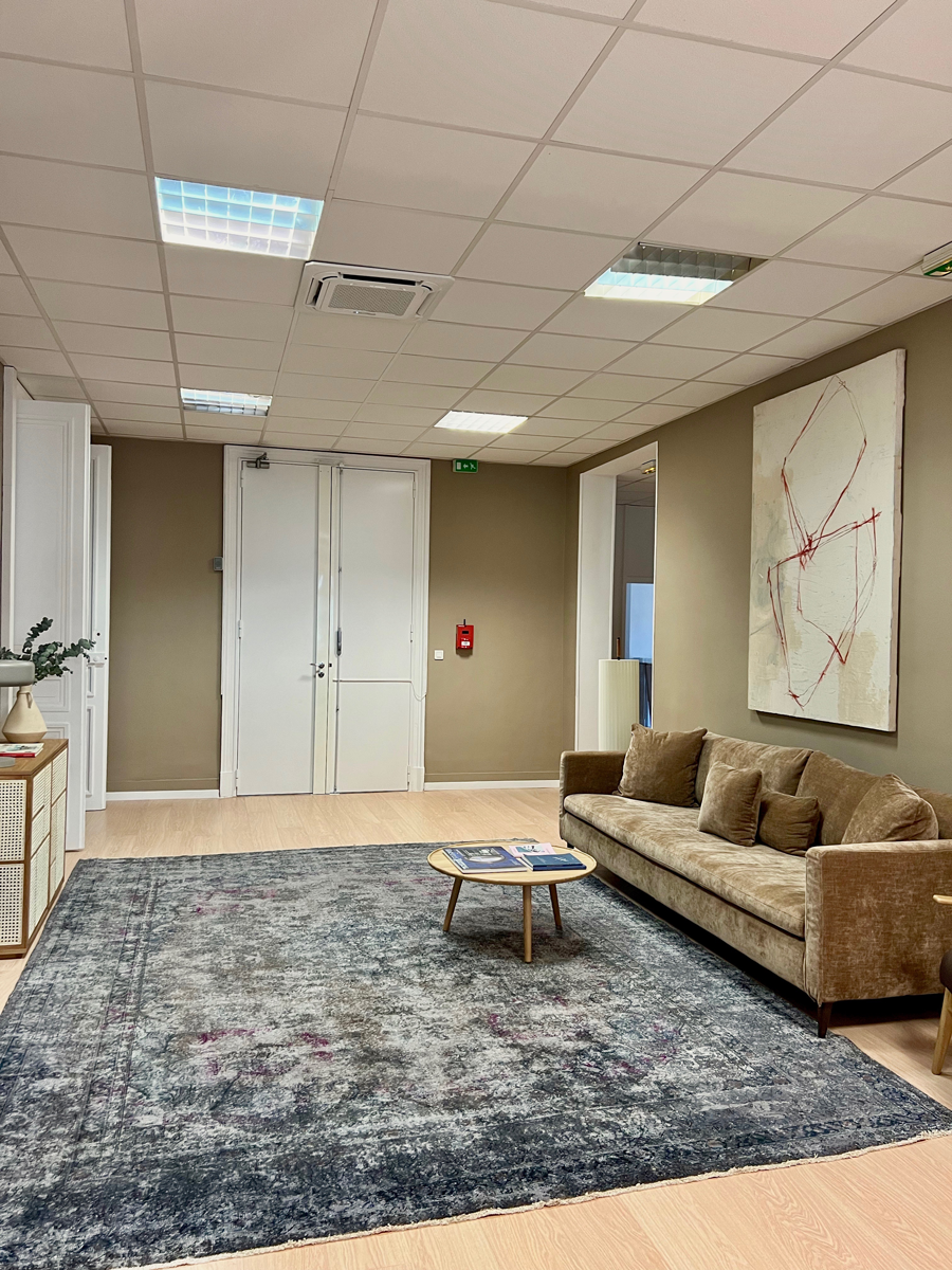 Salle avec un chauffage industriel au plafond