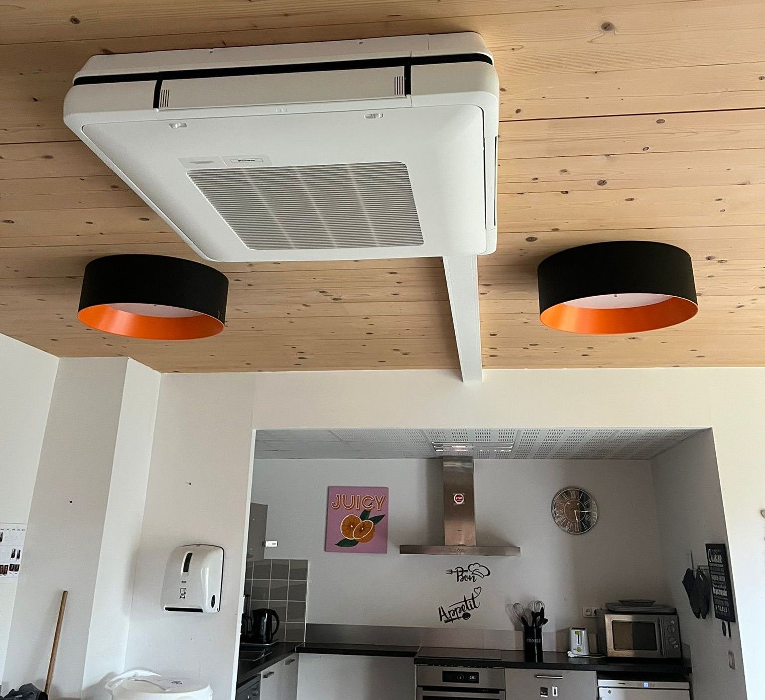 Ventilations et luminaires au plafond