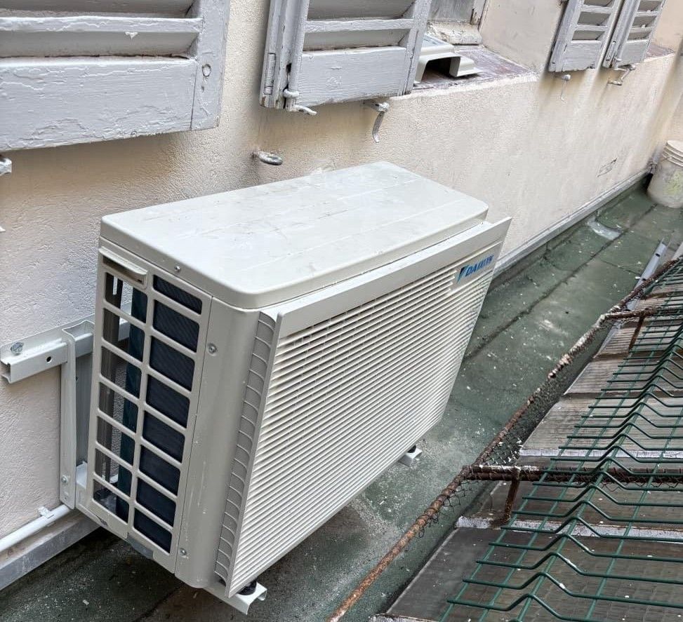 Pompe à chaleur le long d'un mur extérieur