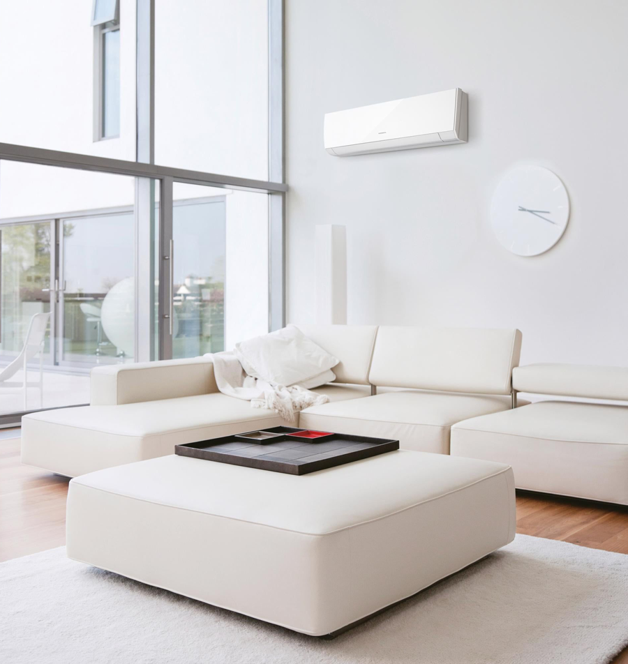 Split sur le mur d'un salon