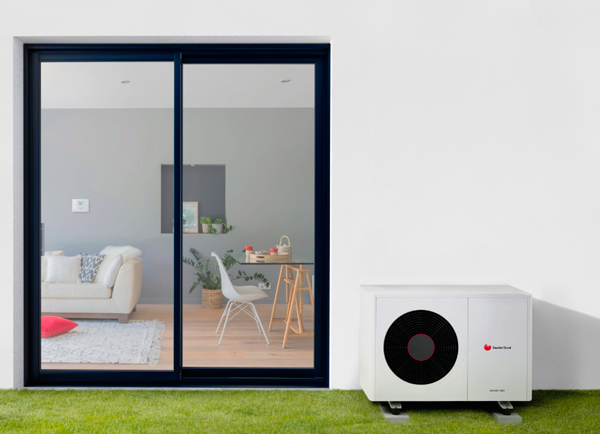 Pompe à chaleur le long d'un mur extérieur