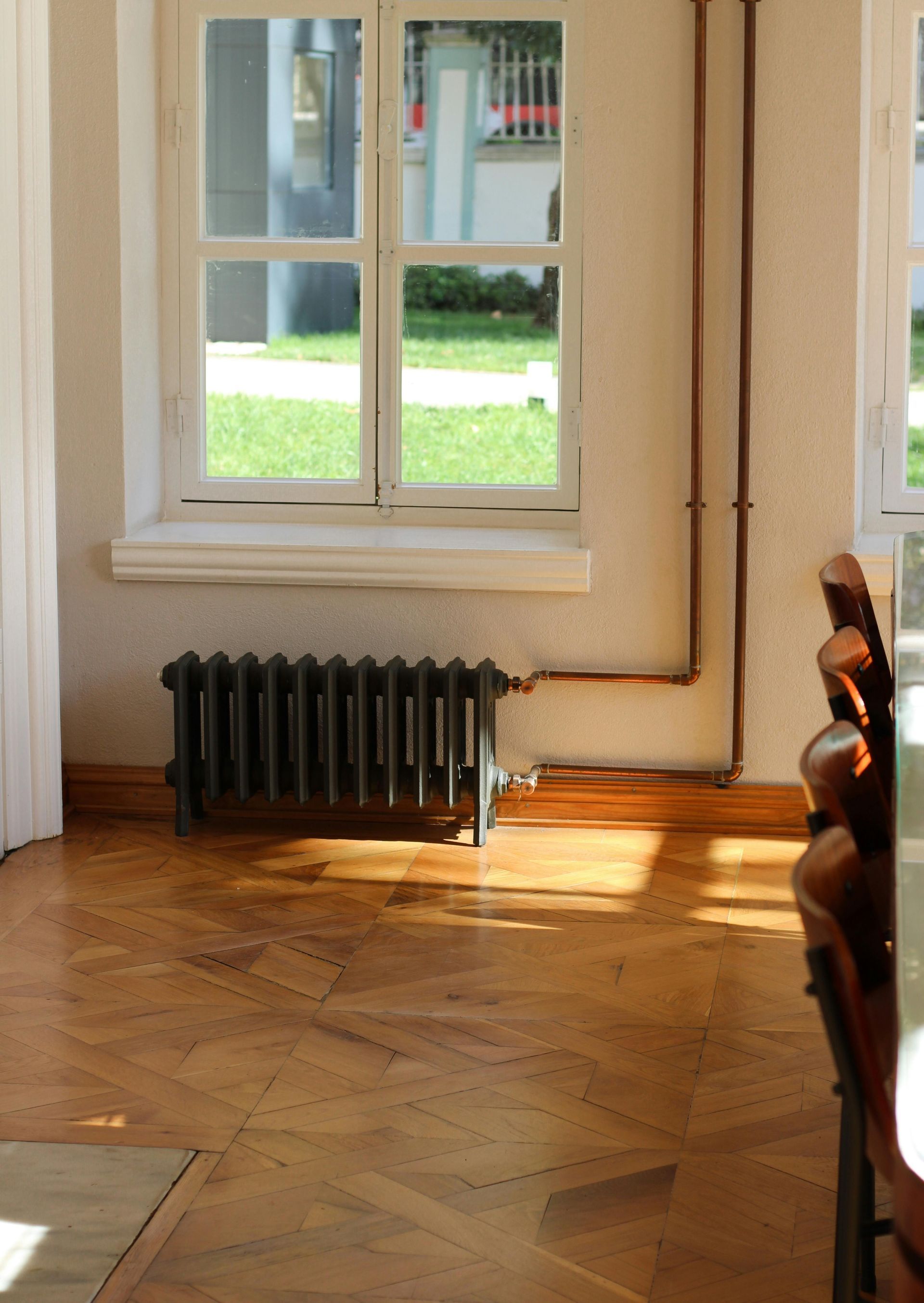 Radiateur sur un mur marron