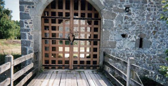 Portail à l'ancienne bois et pont levis dans la Mayenne (53)