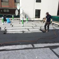 Angesteller von Michael Siemes Dachdeckermeister bei der Arbeit