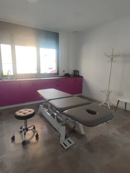 Una habitación con una mesa y un taburete dentro.