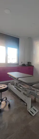 Una habitación con dos mesas y una silla.