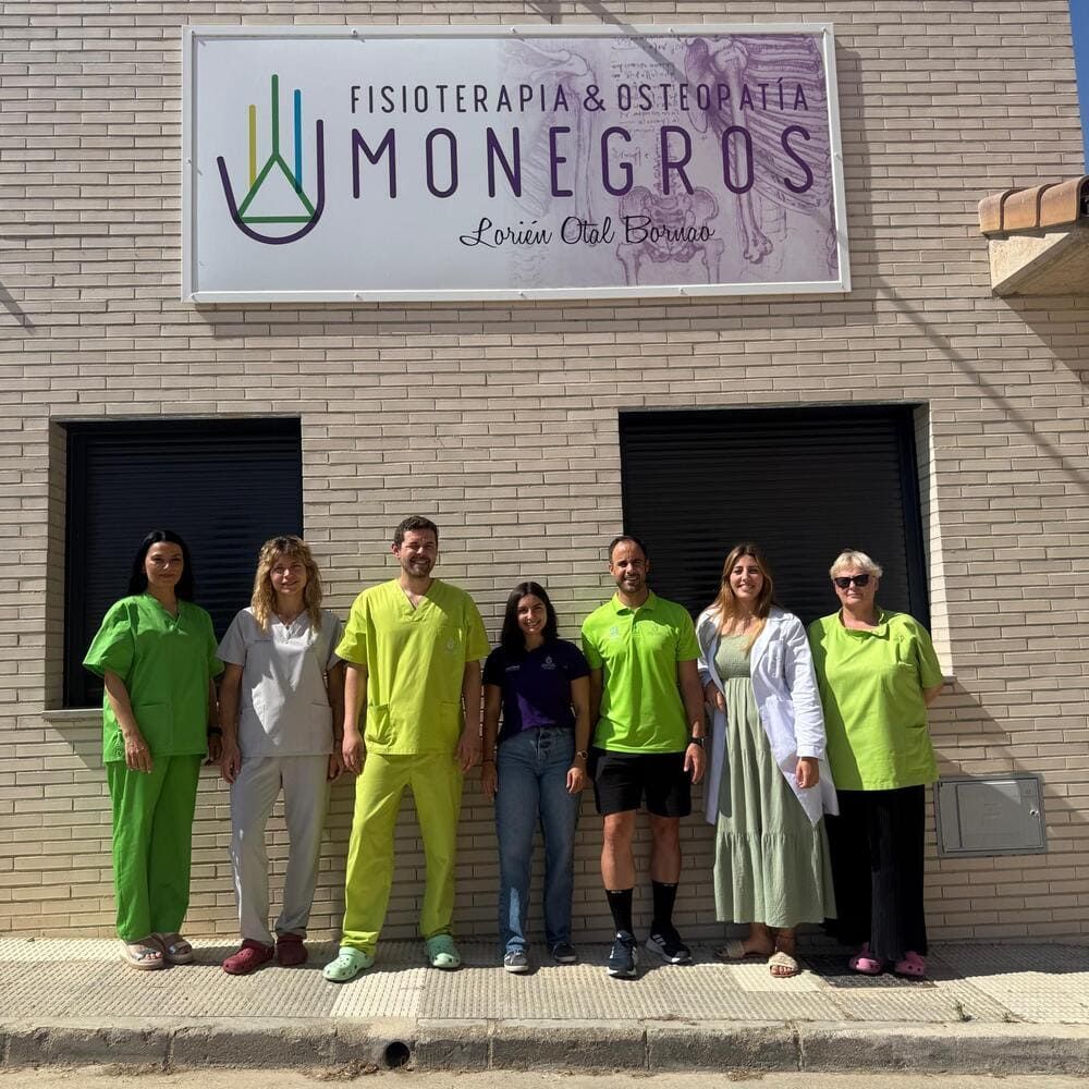 Grupo de personas frente a una clínica, cartel de