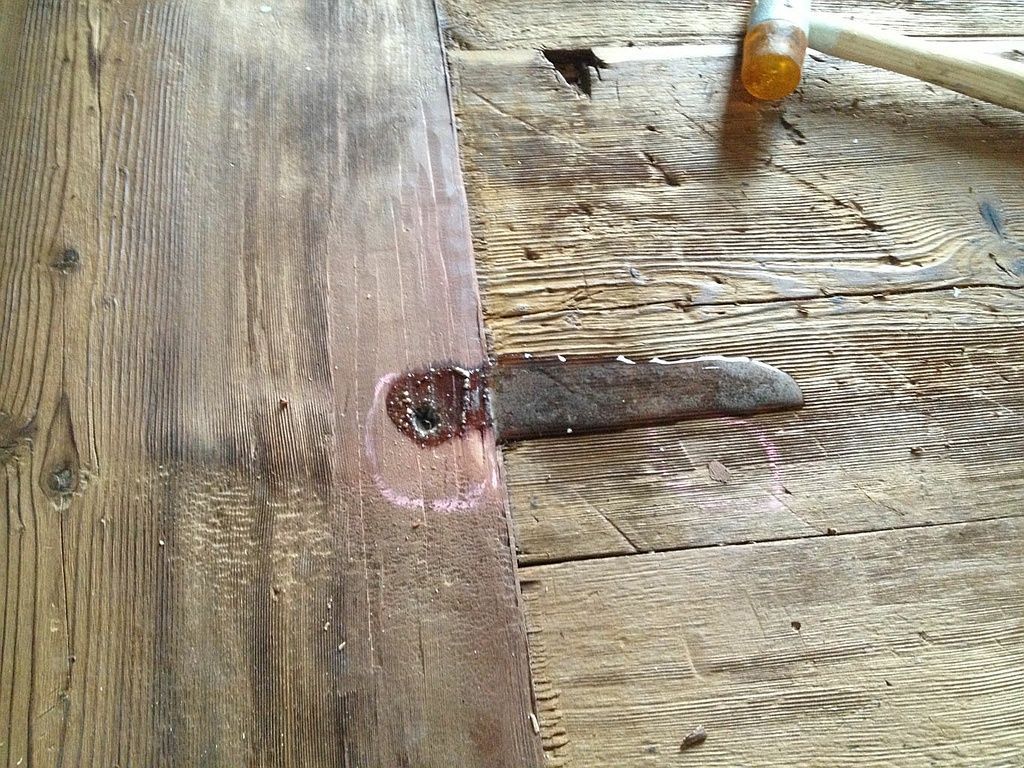 Radiatorenleitung wurde durch eine Schraube verletzt