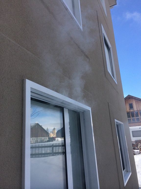 Leckortung an Gebäudehülle mittels Nebelmaschine