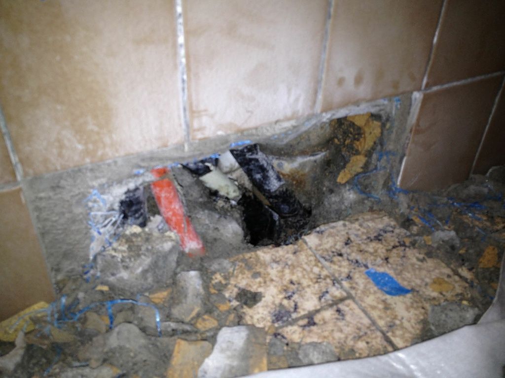 Leckortung an Wasserleitung im Badezimmer