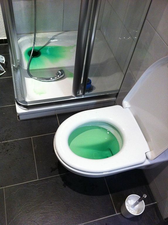 Leckortung an Ablaufleitungen mittels Einfärbung