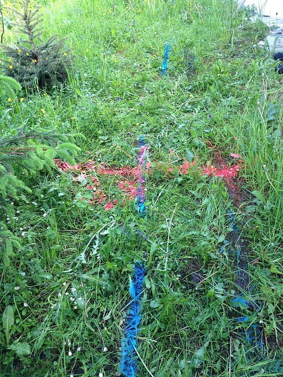 Kennzeichnung der Wasserleitung und der Leckstelle