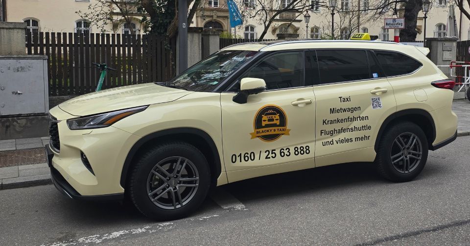 Ein gelber Toyota Highlander als Taxi steht auf der Straße; auf dem Dach befindet sich ein Taxischild.