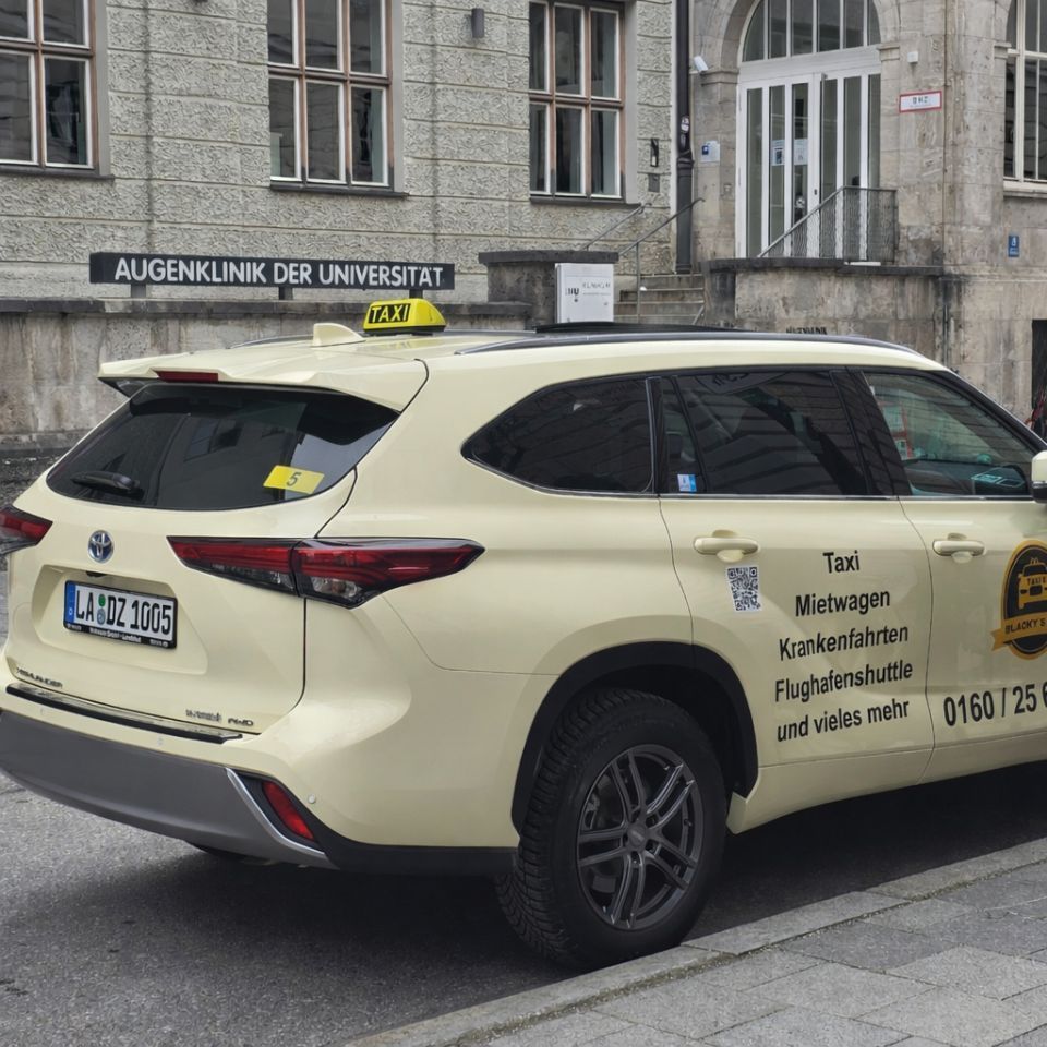 Ein gelbes Taxi parkte vor einem Gebäude mit der Aufschrift „AUGENKLINIK DER UNIVERSITAT“.