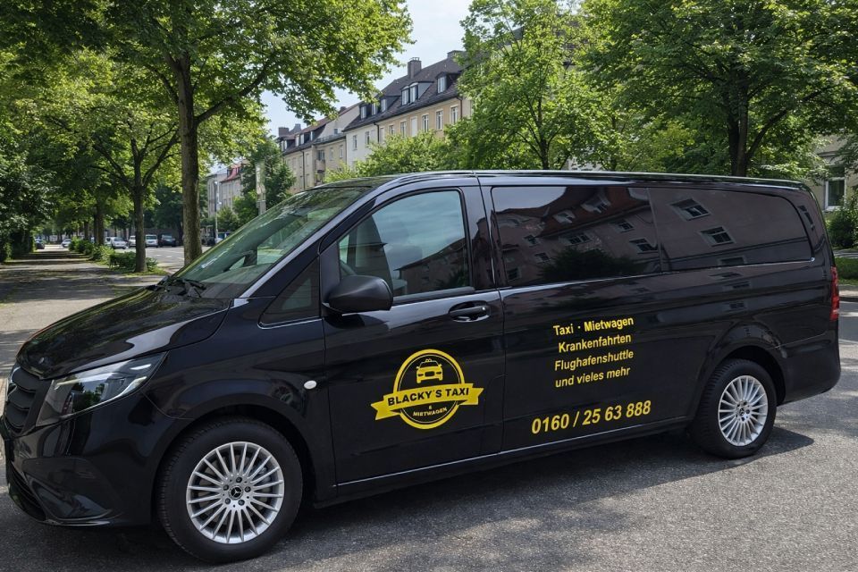 Schwarzer Mercedes-Transporter mit Firmenlogo und -aufschrift parkt auf der Straße.