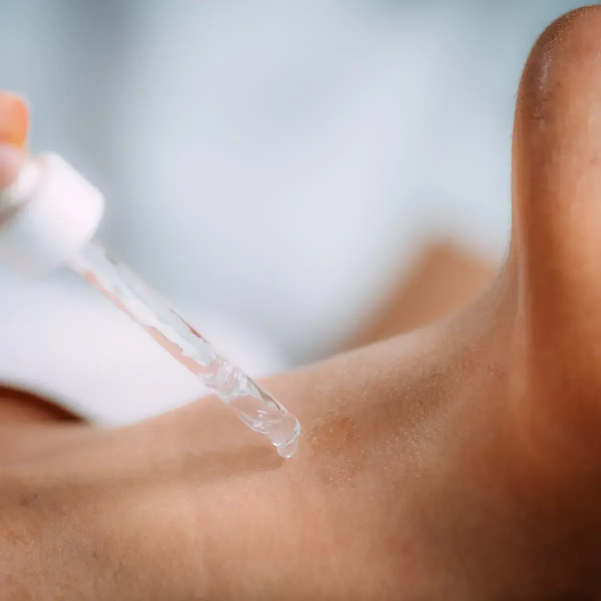 Un profesional utiliza una espátula ultrasónica para exfoliar la frente de una persona durante un tratamiento de spa.